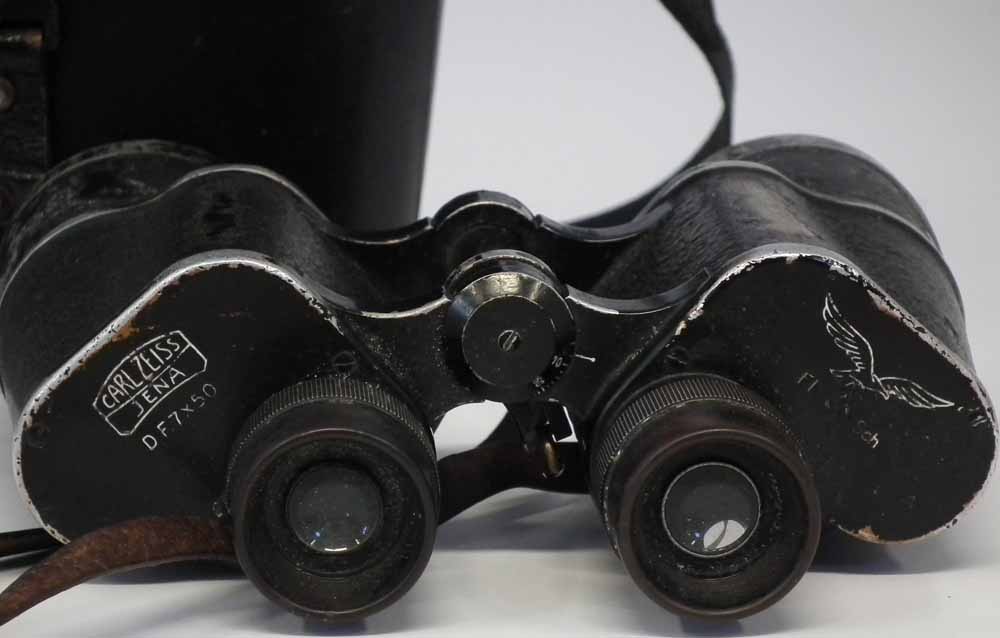 Pair of German WW2 Carl Zeiss DF 7x50 Third Reich Binoculars   stamped with the with a Luftwaffe - Image 7 of 12