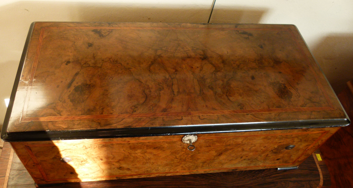 Swiss musical box circa 1870, the figured walnut case housing a 44cm barrel playing 12 airs on a - Image 5 of 13