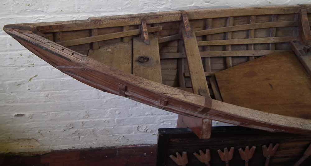 Camphor wood model of Polynesian boat   mounted on stand set with a display of oars, late 19th / - Image 4 of 10