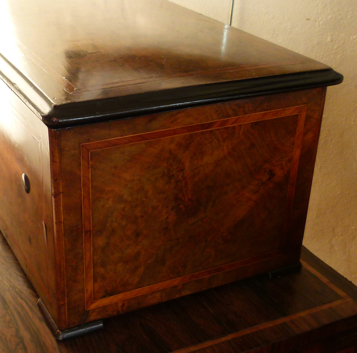 Swiss musical box circa 1870, the figured walnut case housing a 44cm barrel playing 12 airs on a - Image 6 of 13