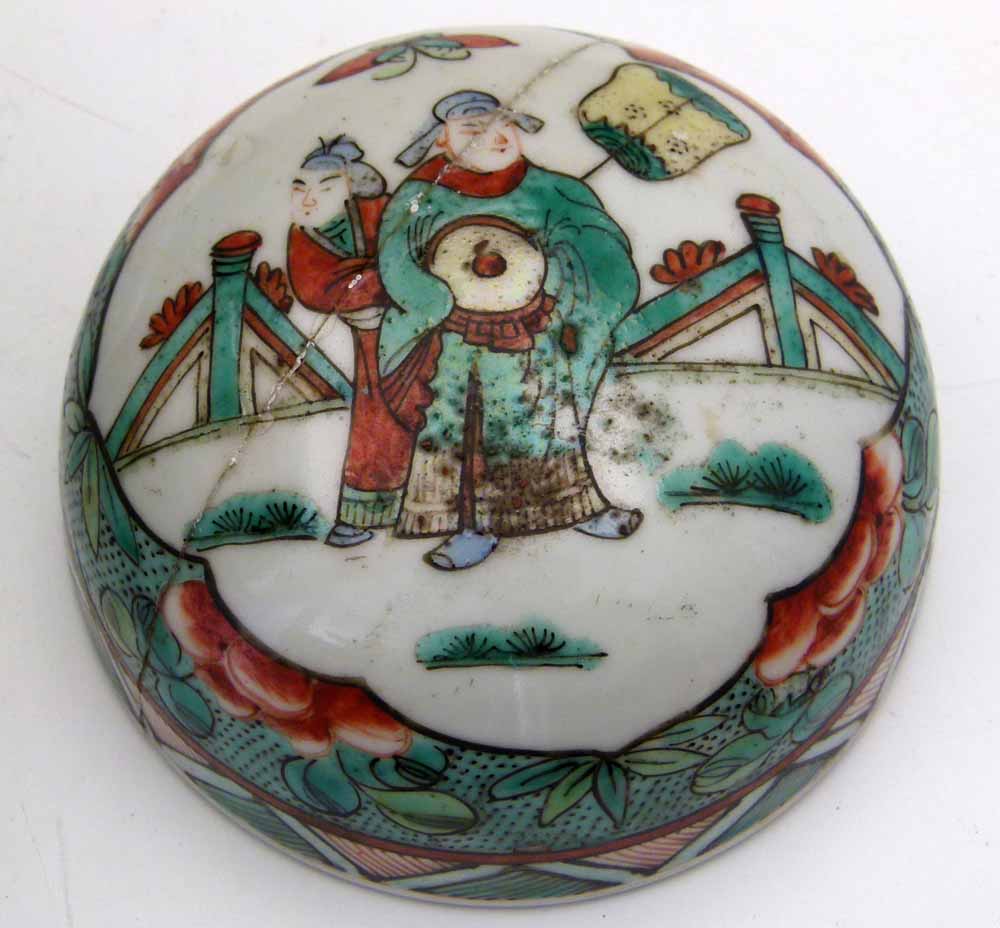Chinese famille verte lidded jar, 19th century, painted on the floral ground with panels of - Image 6 of 9