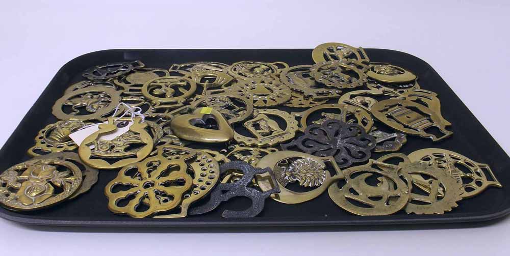 Approximately 40 mixed horse brasses. Condition report: see terms and conditions