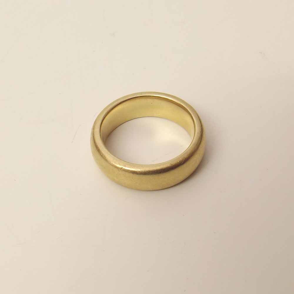 18ct (750) gold plain band wedding ring. Condition report: see terms and conditions