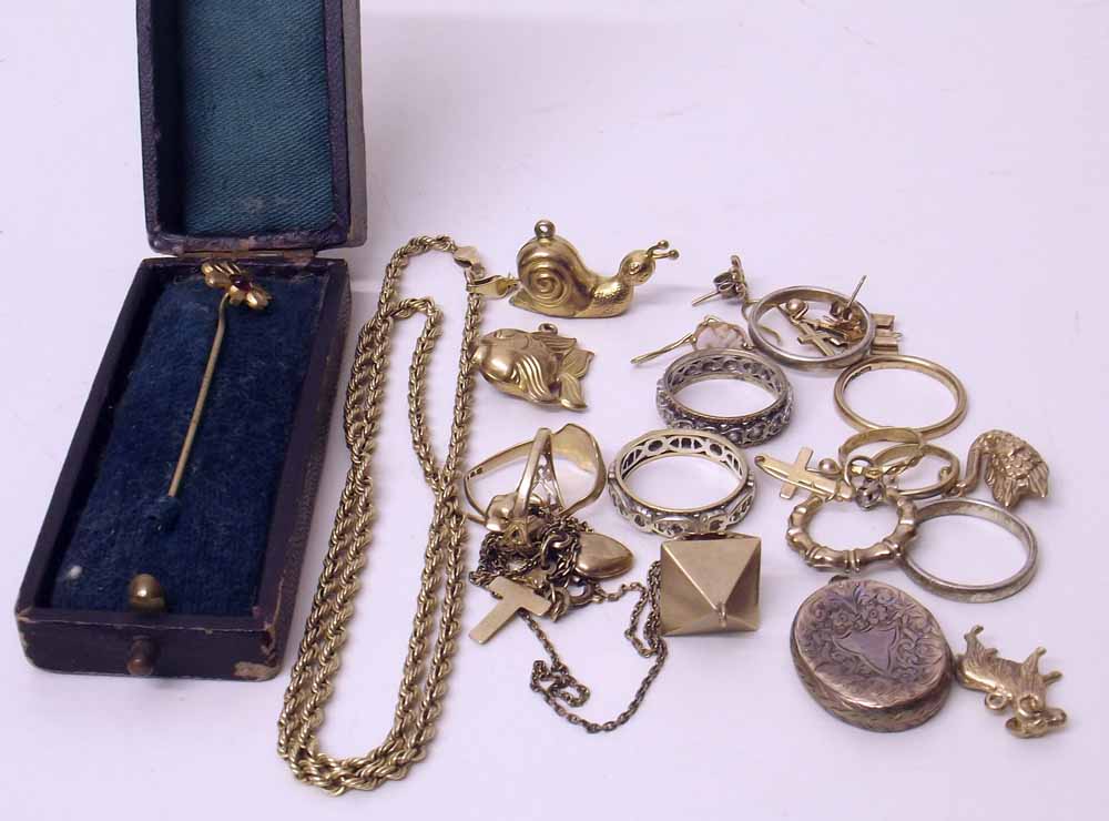 Mixed lot mostly 9ct and some metal jewellery. Condition report: see terms and conditions