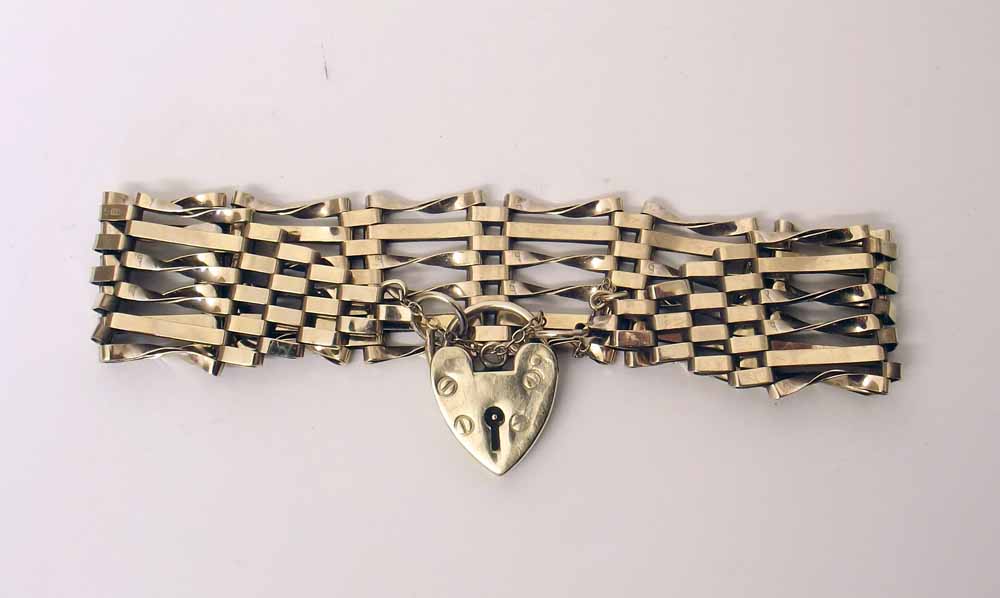 9ct gold gate bracelet. Condition report: see terms and conditions