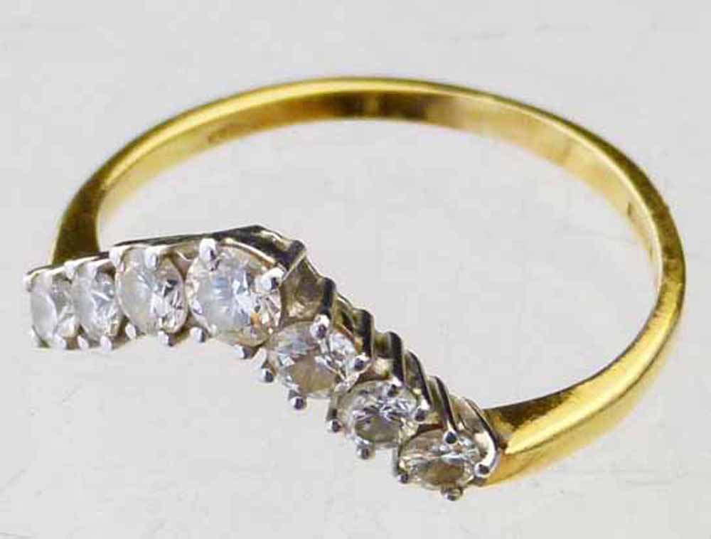 Seven stone diamond chevron shaped band ring, set in 18ct (750) gold. Condition report: see terms