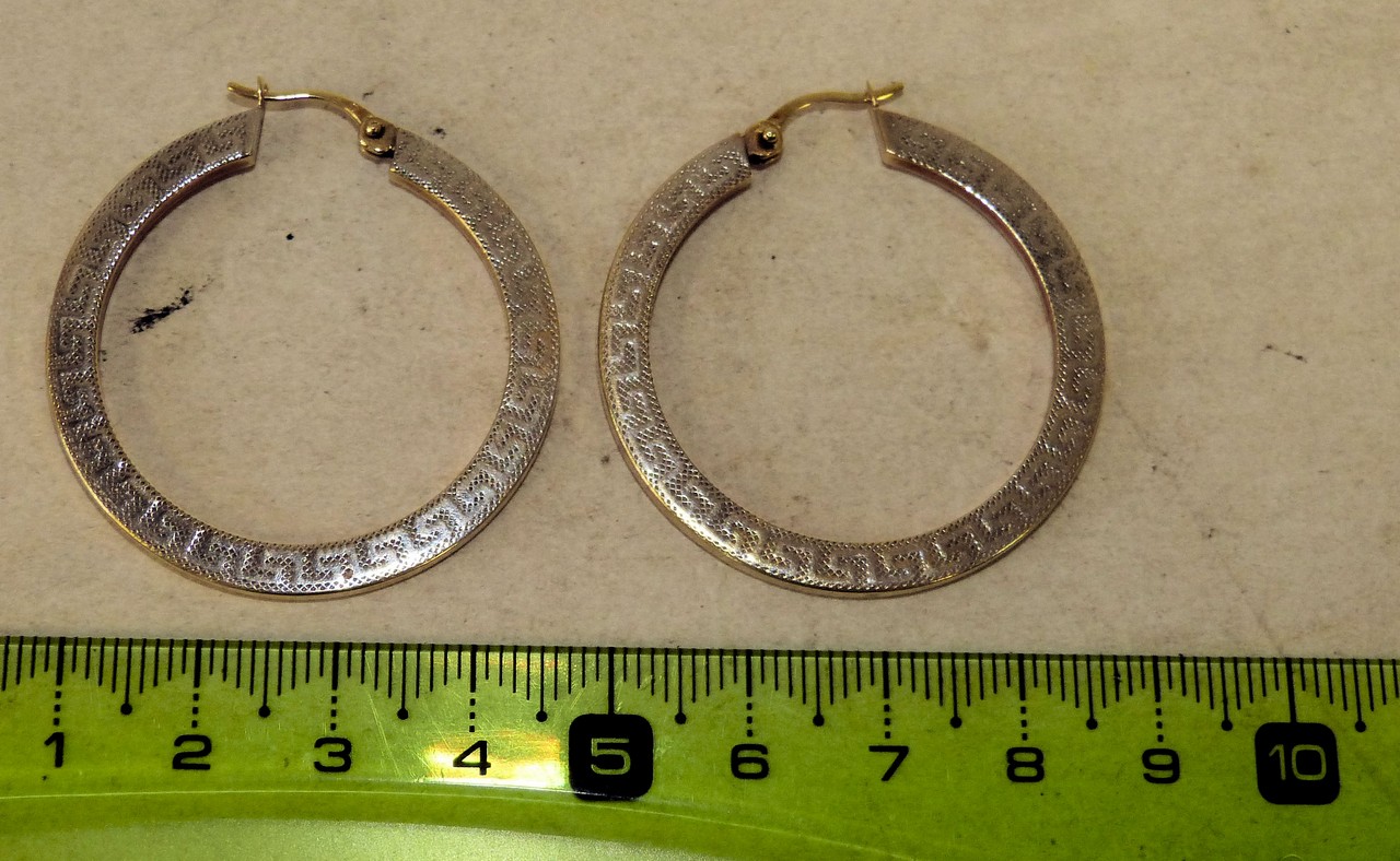 A Pair of 14ct White and Yellow Gold Round Hoop Earrings 4.8gms - Image 2 of 3
