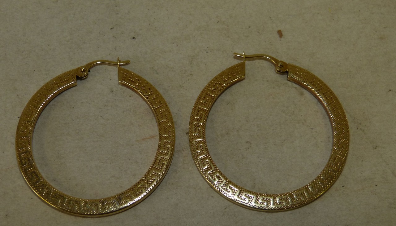 A Pair of 14ct White and Yellow Gold Round Hoop Earrings 4.8gms - Image 3 of 3