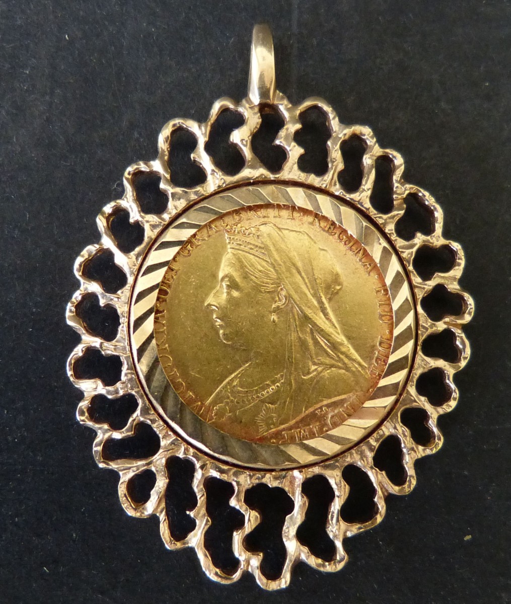 A Late Victorian Gold Sovereign mounted as a pendant in pierced frame 1900 14.3gms