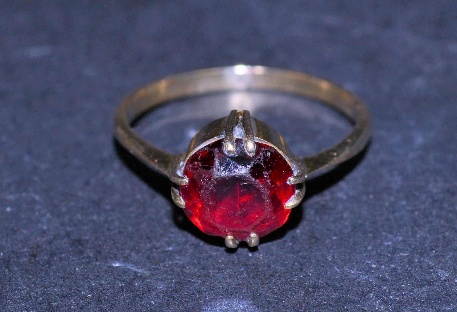 A 9ct Gold Ladies Ring, set with red stone