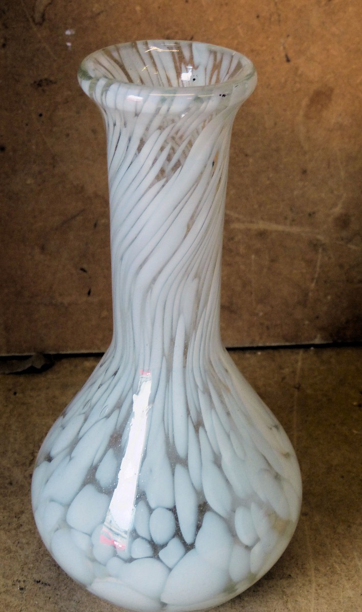 A China Bulbous Thin Neck Trumpet Shape Vase on white and clear ground, 22cm high