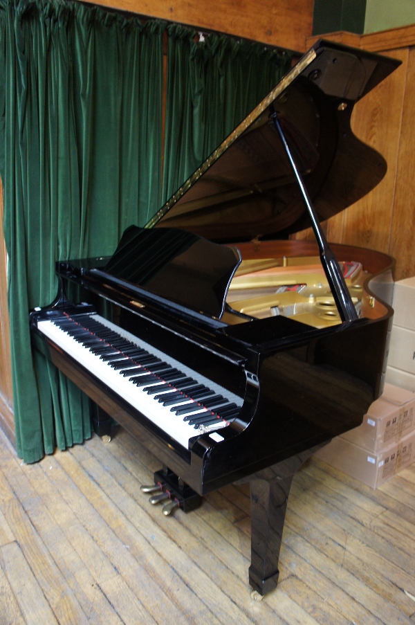 Yamaha (c1992) 
A 6ft 1in Model C3 grand piano in a bright ebonised case on square tapered legs.