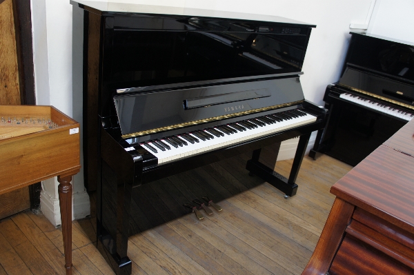 Yamaha (c1987) 
A Model MX100R upright piano in a bright ebonised case.