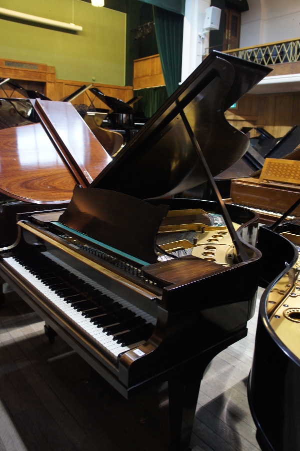 Steinway (c1926) 
A 5ft 10in Model O grand piano in an ebonised case on square tapered legs.