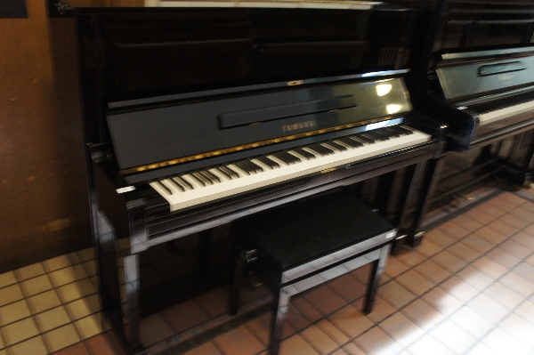 Yamaha (c1987) 
A Model U1A upright piano in a bright ebonised case, together with a matching