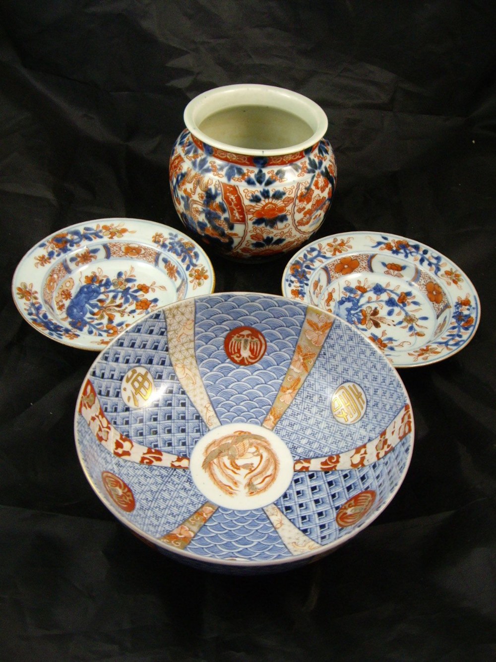 Two small Imari porcelain dishes, an Imari vase and a Chinese porcelain bowl (4 items)