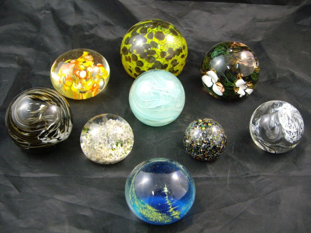 A collection of paperweights including Mdina and Caithness examples (9 items)