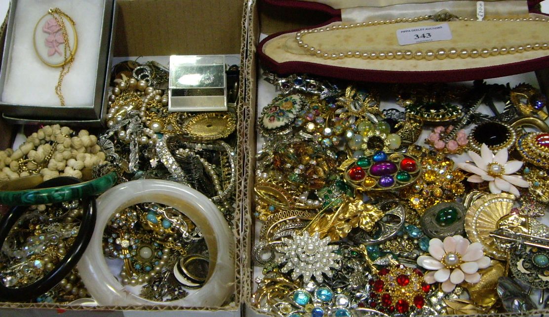 A collection of 20th century costume brooches and assorted costume jewellery (2 boxes)