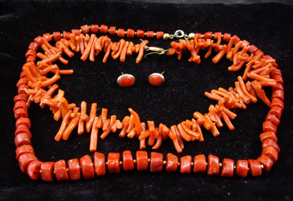 A graduated coral necklace each bead a sliced cross-section of coral interspersed with gold-plated