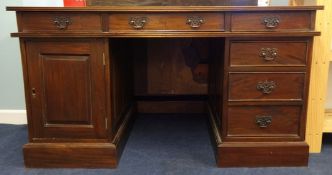 Traditional mahogany pedestal desk (three sections), 135cm wide
