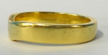 18ct gold wedding band, size K, approximately 4.5g