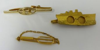 A Queen Mary gilt souvenir brooch and other jewellery