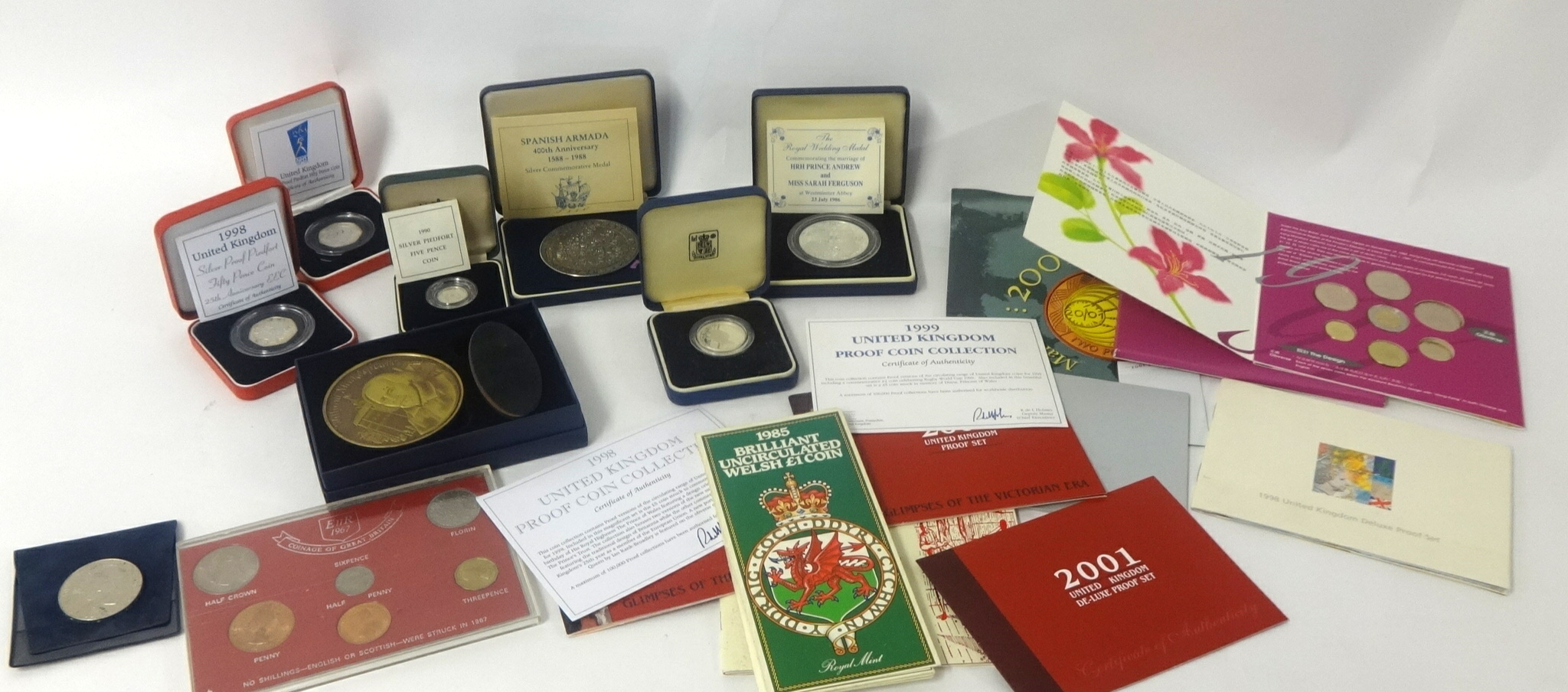 A mixed lot of Royal Mint and other proof and Commerative coins including 1986 Royal Wedding silver
