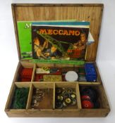 Collection of Meccano in word box t/w five Meccano booklets