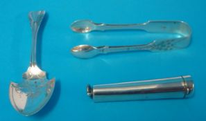A silver cheroot holder, silver jam spoons and tongs (3)