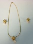 A pearl and gold pendant necklace and earing set, 14 ct