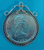 A solid platinum QE II Isle of Man One Noble 1984, 1oz in silver pendant mount