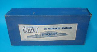 Various model railway accessories including Hornby Dublo D1 Through Station (boxed)