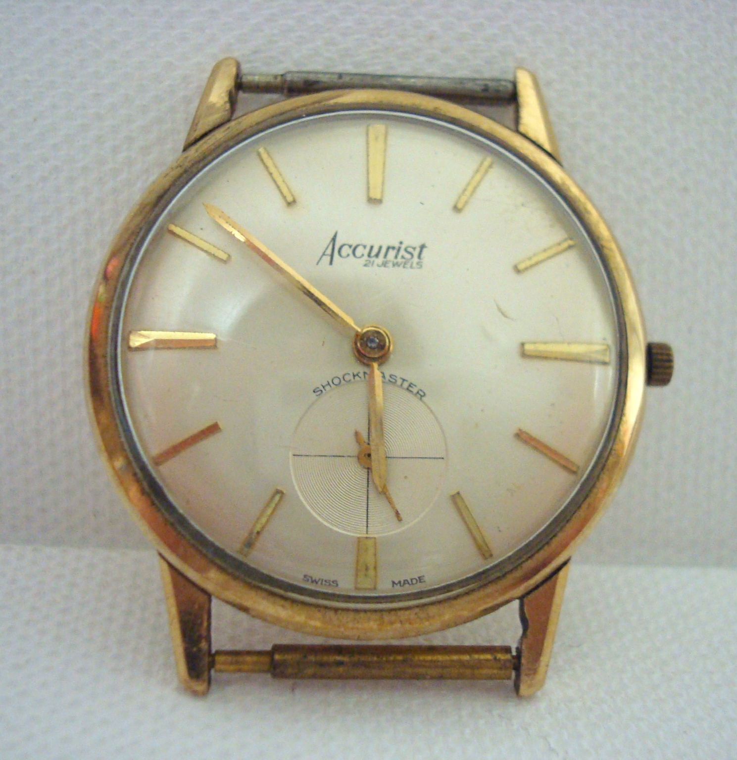 9ct gold Gents Accurist shock master wrist watch (lacks strap)