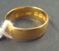 22ct gold wedding band, size M
