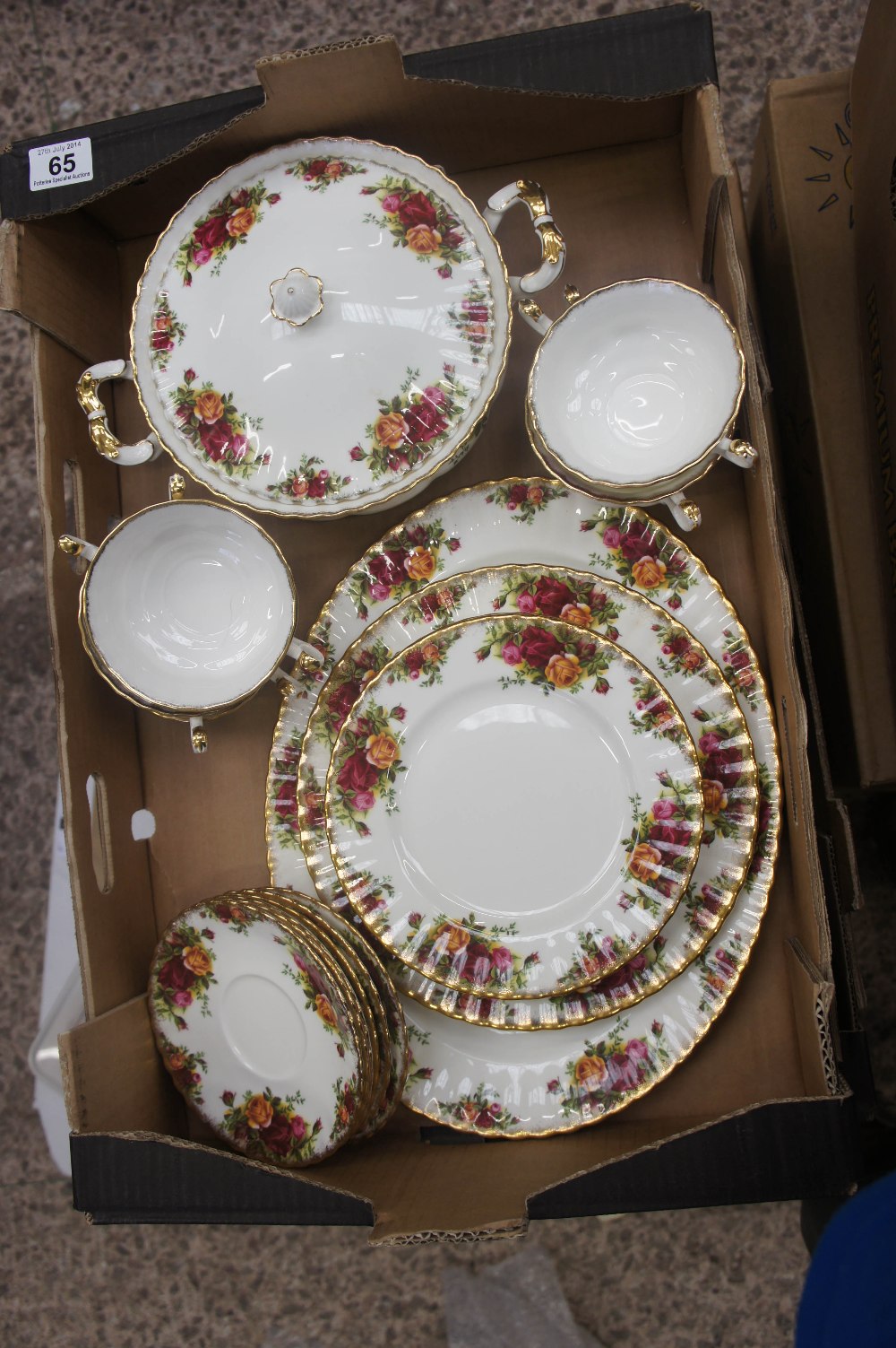 Old country rose dinnerwear to include large oval platter 38cm, covered veg terrene, side plates,