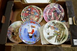 A collection of various Royal Doulton, Wedgwood and Royal Worcester collectors plates (17)