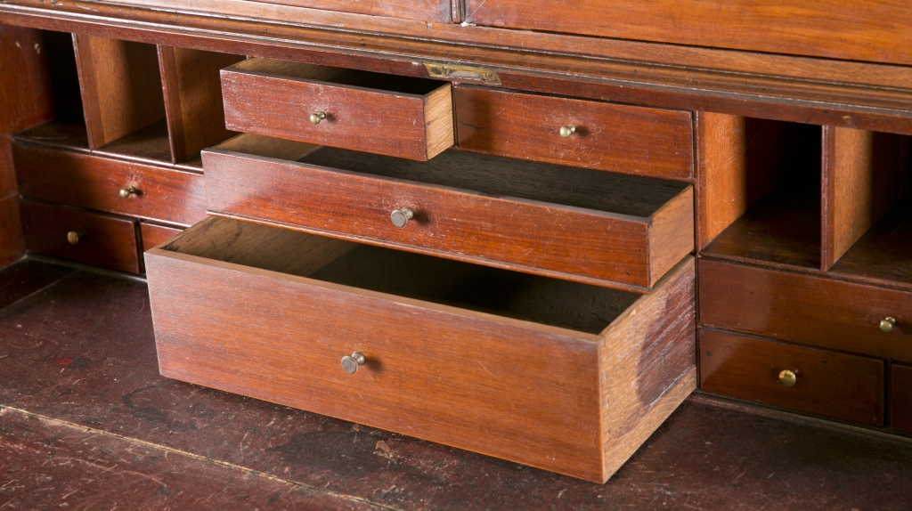 A George III mahogany secretary. Late 18th / early 19th c. Cornice top above 2 panel doors, - Image 7 of 9