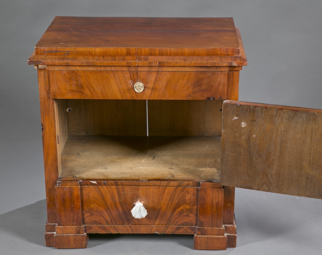 A neoclassical walnut  pot cupboard. 19th century. Having solid wood covered with book matched - Image 4 of 5