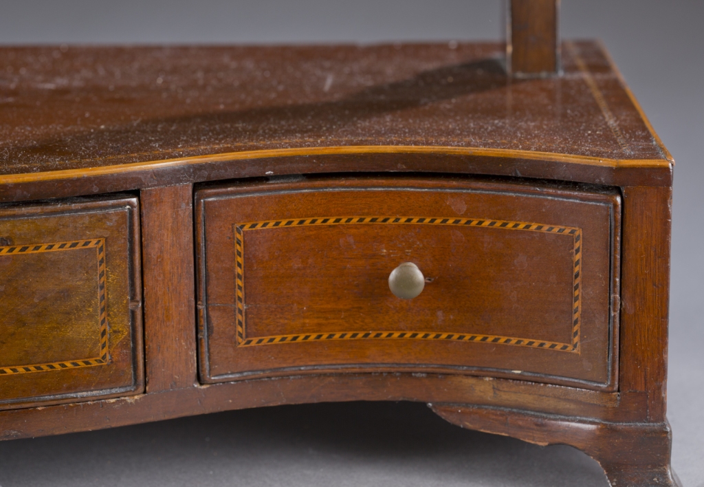 A Federal style inlaid dressing mirror. First quarter 19th century. Mahogany serpentine drawer - Image 3 of 3