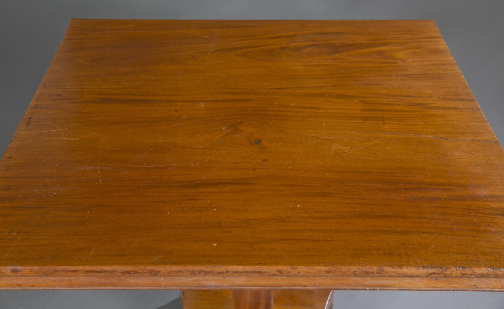 A hardwood tilt-top table. 19th century. With pedestal base and ball feet. (NEEDS MEASUREMENTS) - Image 4 of 4