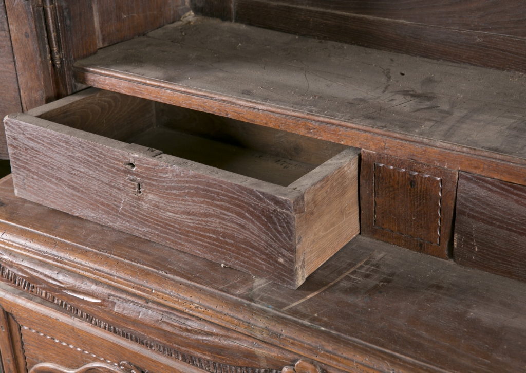 A French carved oak cabinet. Late 19th century. Upper case incorporating detailed floral carving - Image 5 of 9