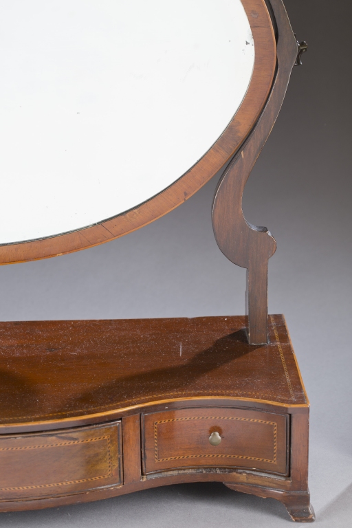A Federal style inlaid dressing mirror. First quarter 19th century. Mahogany serpentine drawer - Image 2 of 3
