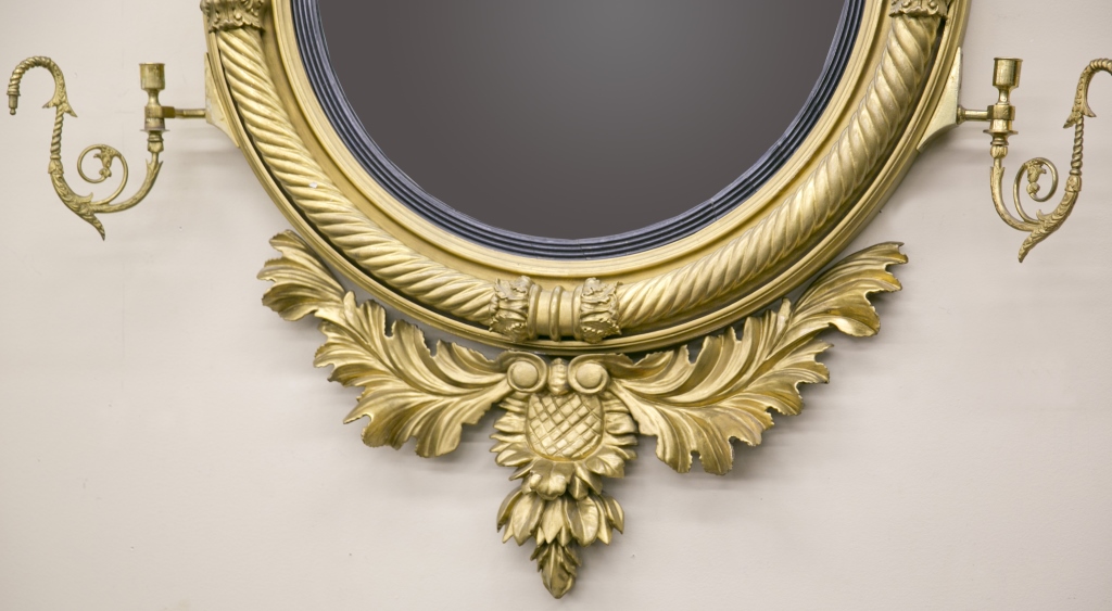 A Federal girandole mirror. Late 18th / early 19th century. Convex mirror surrounded by gilt - Image 2 of 3