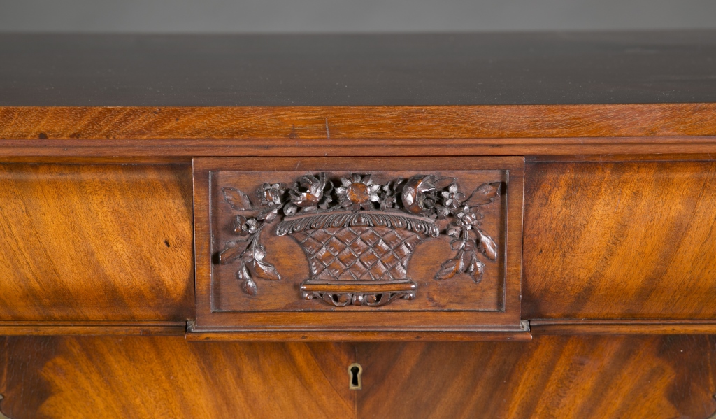 An Empire style chest of drawers. 19th c. Having dovetail construction, flame mahogany veneer, - Image 3 of 6