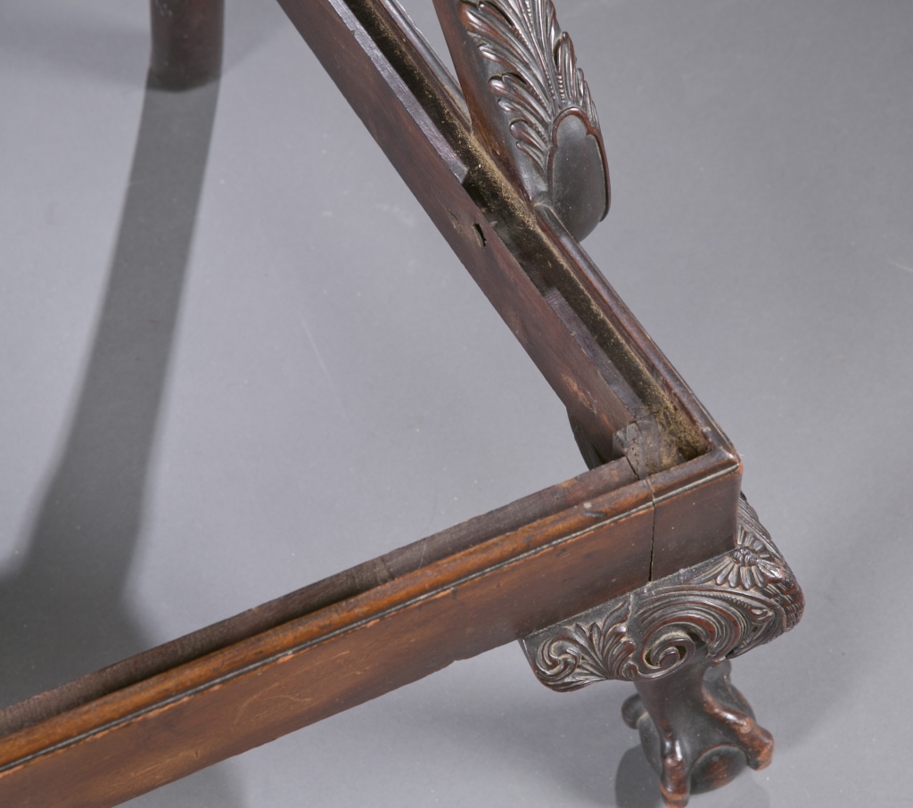 A Chippendale style revival settee.  Mid 19th c. Incorporating solid, carved hardwood with shells - Image 5 of 7