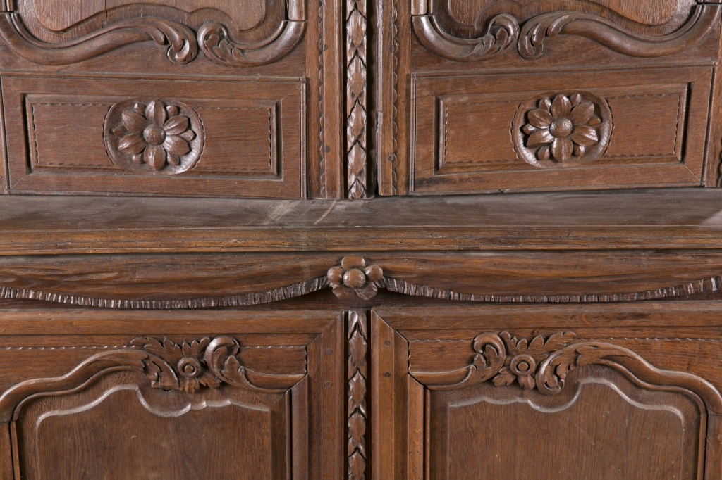 A French carved oak cabinet. Late 19th century. Upper case incorporating detailed floral carving - Image 3 of 9