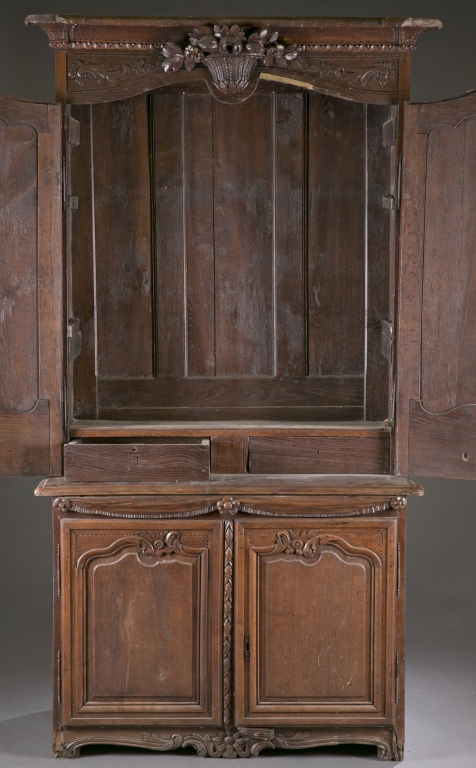 A French carved oak cabinet. Late 19th century. Upper case incorporating detailed floral carving - Image 6 of 9