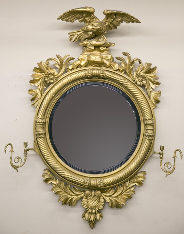 A Federal girandole mirror. Late 18th / early 19th century. Convex mirror surrounded by gilt