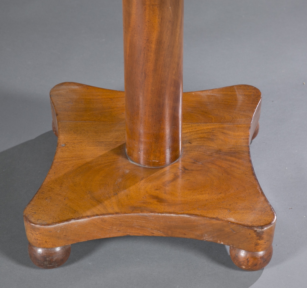 A hardwood tilt-top table. 19th century. With pedestal base and ball feet. (NEEDS MEASUREMENTS) - Image 3 of 4