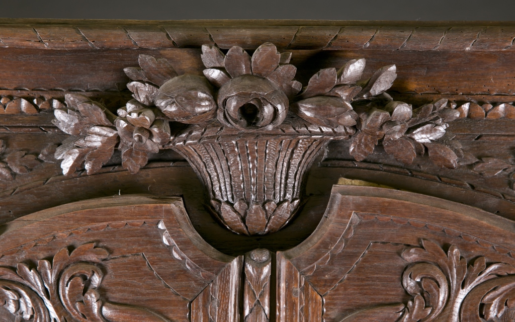 A French carved oak cabinet. Late 19th century. Upper case incorporating detailed floral carving - Image 7 of 9